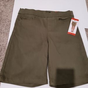 DKNY Jeans Shorts Olive Pull On Denim   with Comfort Stretch Size-Medium NWT